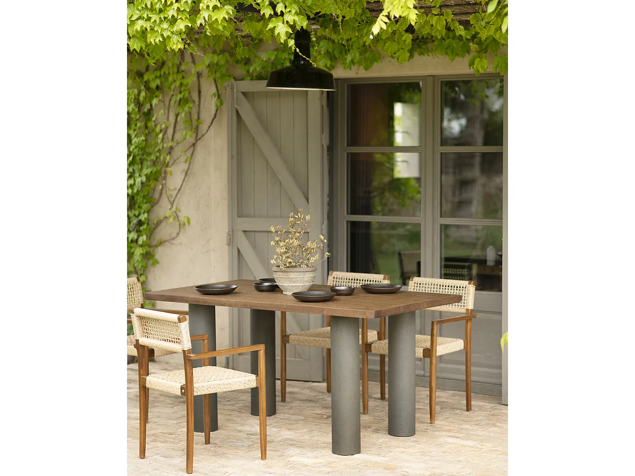 Mesa de comedor rectangular de madera maciza en tono roble oscuro y patas de microcemento en tono verde DECOWOOD de 200x75cm - LUCÍA - DECOWOOD