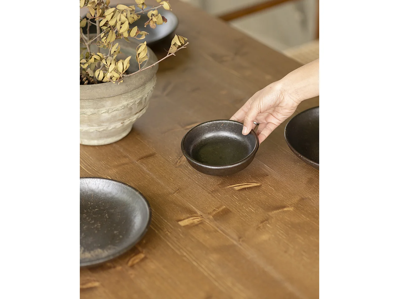 Tavolo da pranzo in legno marrone e gambe in microcemento verde 200cm