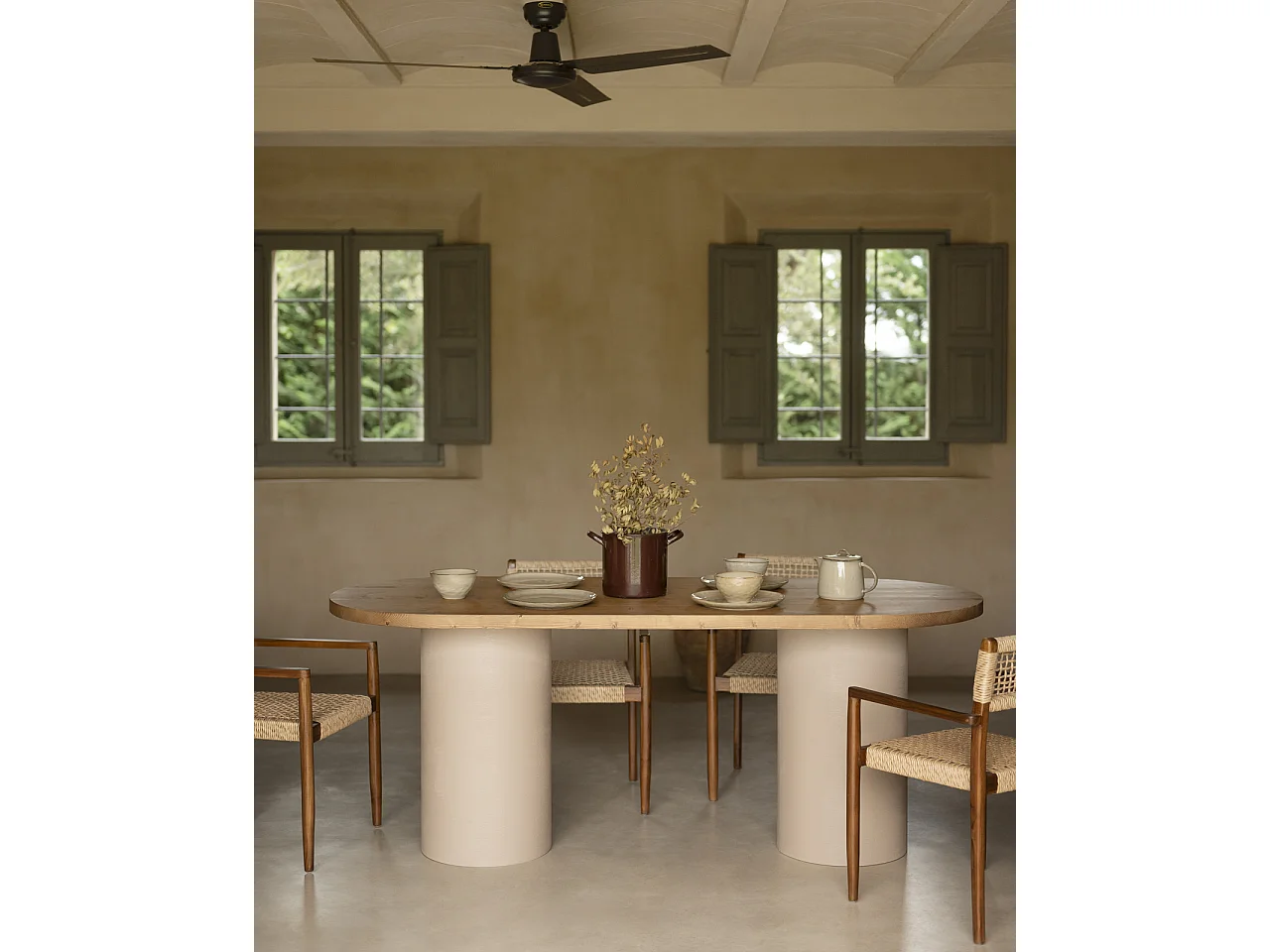 Mesa de comedor ovalada de madera maciza tono roble oscuro y patas de microcemento en tono tierra DECOWOOD de 160x75cm - LUCÍA - DECOWOOD