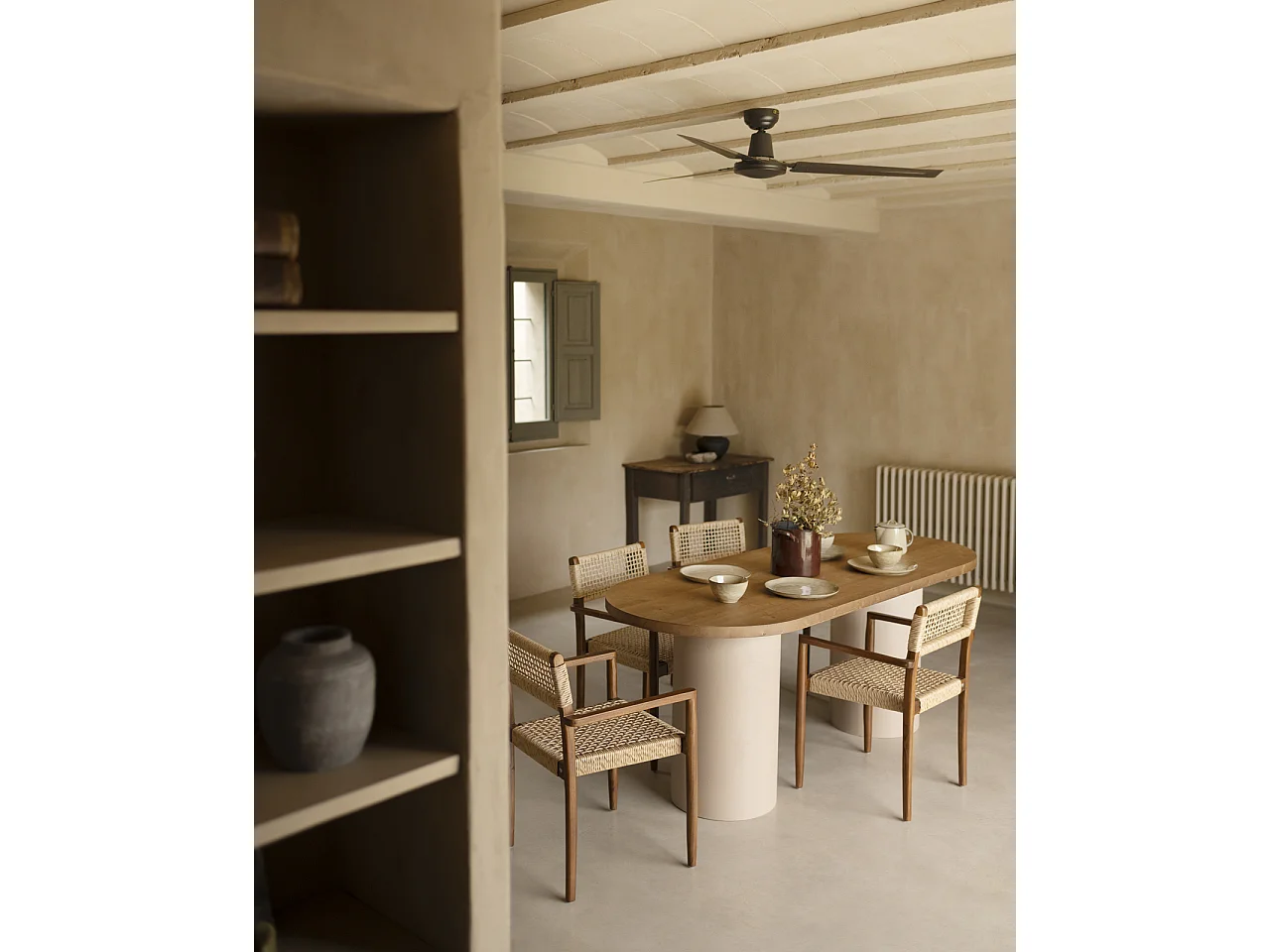 Table de salle à manger ovale en bois massif teinte chêne foncé avec pieds en microciment teinte terre 160cm - LUCÍA - DECOWOOD