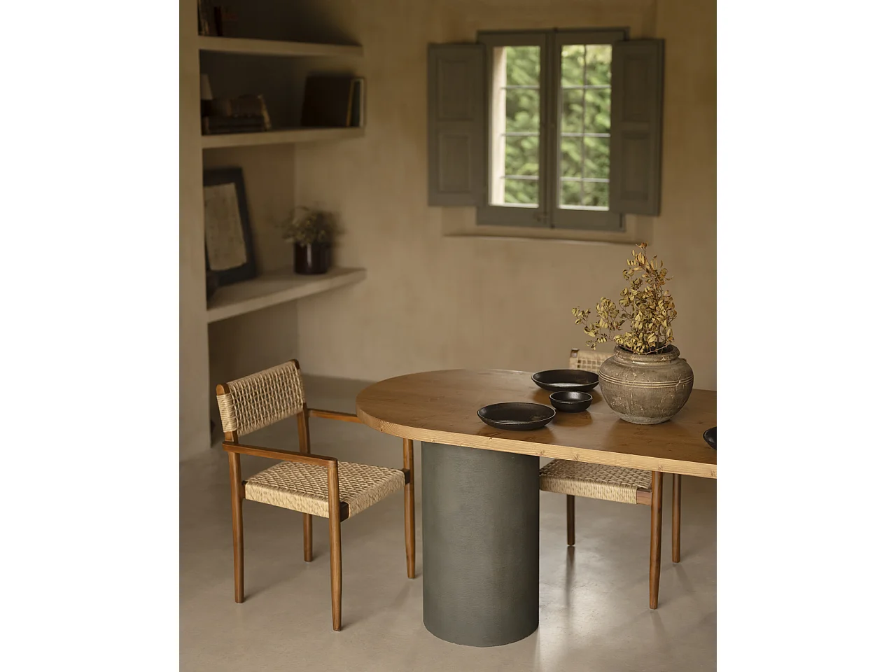 Mesa de comedor ovalada de madera maciza tono roble oscuro y patas de microcemento en tono verde DECOWOOD de 180x75cm - LUCÍA - DECOWOOD