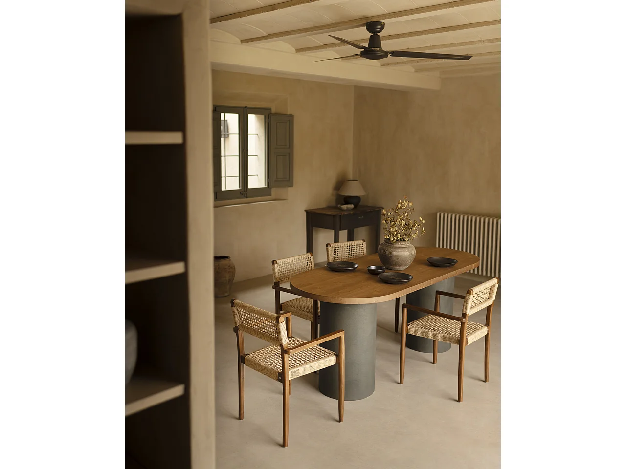 Mesa de comedor ovalada de madera maciza tono roble oscuro y patas de microcemento en tono verde DECOWOOD de 180x75cm - LUCÍA - DECOWOOD