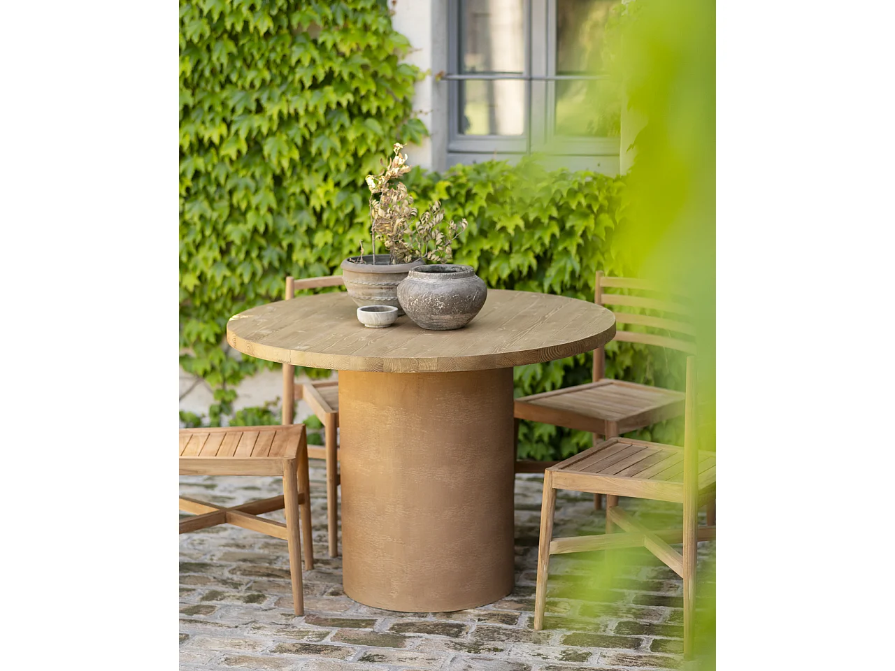 Mesa de comedor redonda de madera maciza tono roble medio y patas de microcemento en tono terracota DECOWOOD de Ø100x75cm - LUCÍA - DECOWOOD