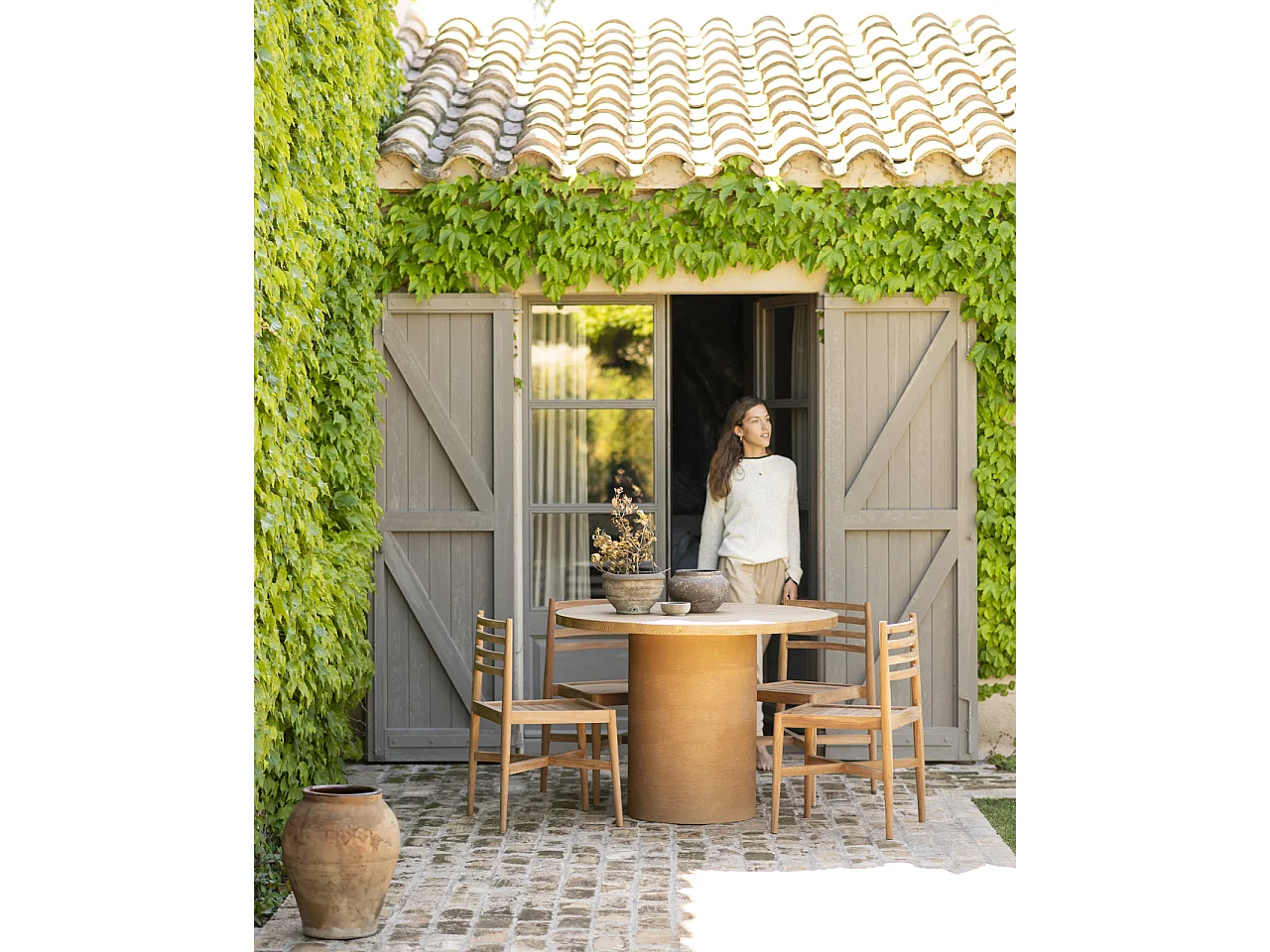 Tavolo da pranzo rotondo legno marrone e microcemento terracotta 100cm