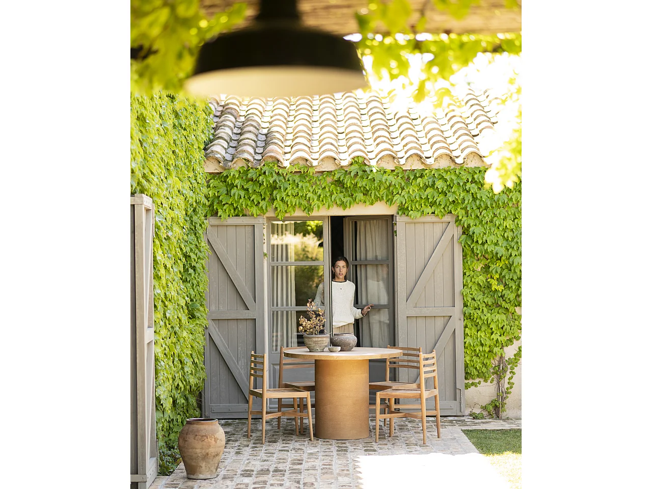 Tavolo da pranzo rotondo legno marrone e microcemento terracotta 100cm