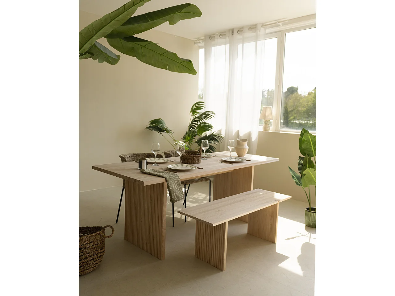 Mesa de comedor de madera de pino maciza rectangular con patas ranuradas Decowood de 200x80cm en tono roble medio - BALI - DECOWOOD