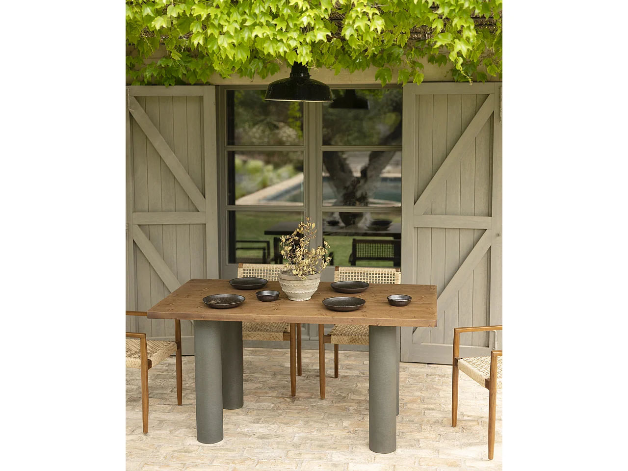 Mesa de comedor rectangular de madera maciza en tono roble oscuro y patas de microcemento en tono verde DECOWOOD de 180x75cm - LUCÍA - DECOWOOD