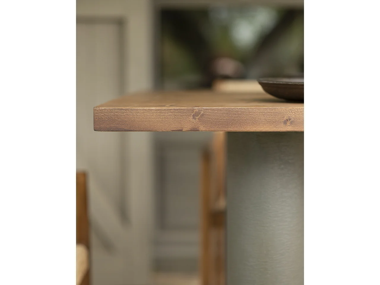 Mesa de comedor rectangular de madera maciza en tono roble oscuro y patas de microcemento en tono verde DECOWOOD de 180x75cm - LUCÍA - DECOWOOD