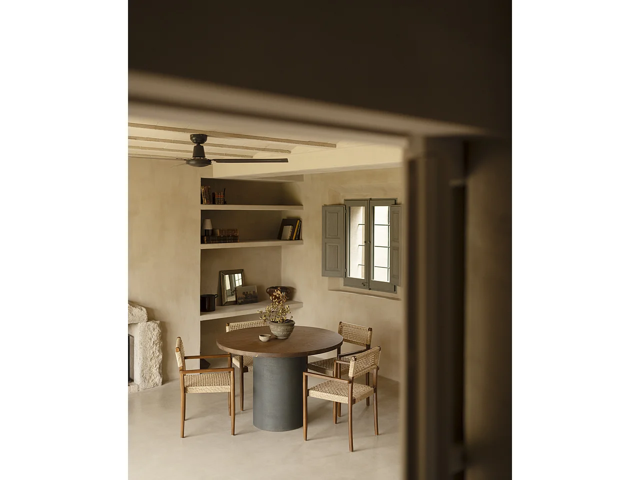 Tavolo da pranzo rotondo in legno marrone e microcemento verde 100cm