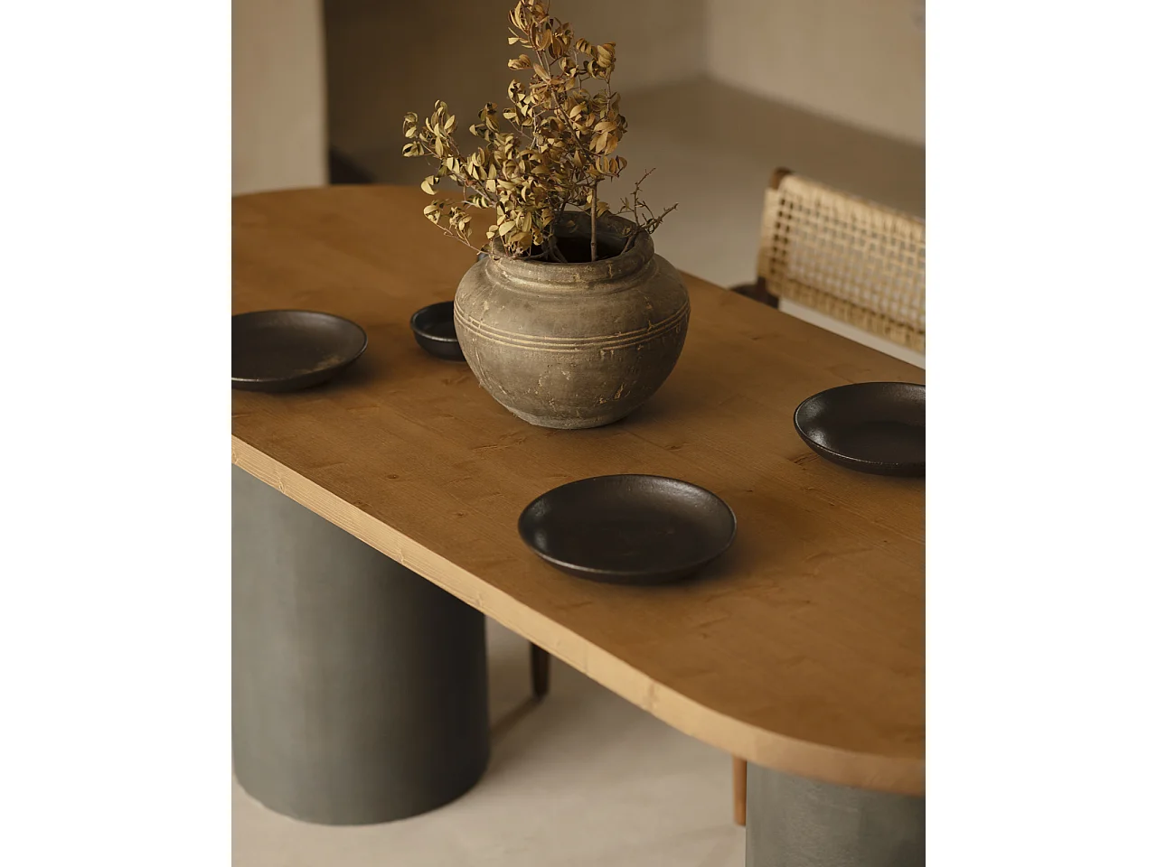 Mesa de comedor ovalada de madera maciza tono roble oscuro y patas de microcemento en tono verde DECOWOOD de 160x75cm - LUCÍA - DECOWOOD