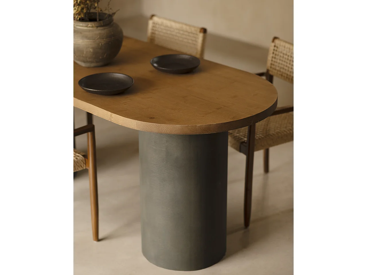 Mesa de comedor ovalada de madera maciza tono roble oscuro y patas de microcemento en tono verde DECOWOOD de 160x75cm - LUCÍA - DECOWOOD