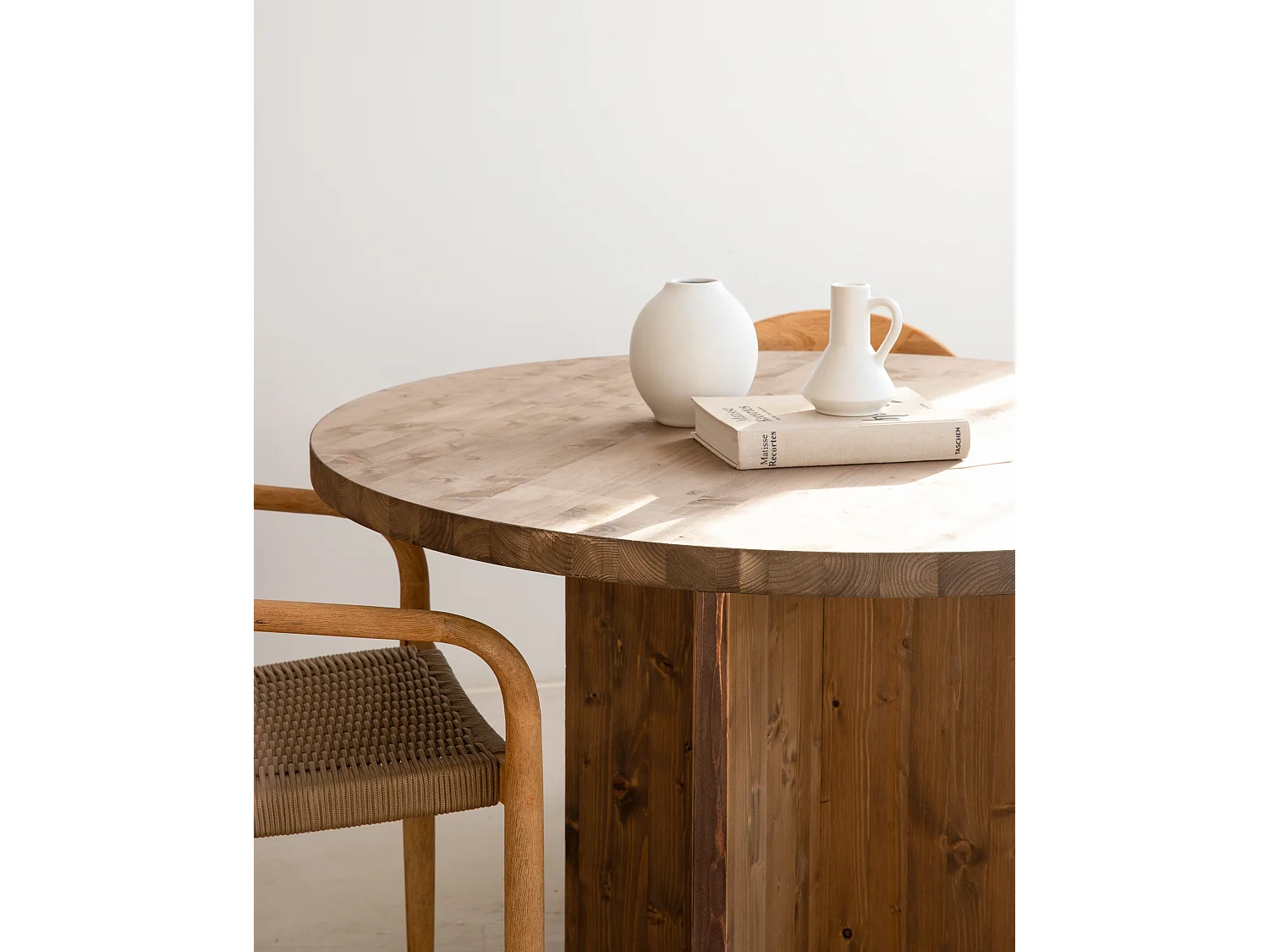 Mesa de comedor de madera maciza de abeto redonda Decowood en tono roble oscuro de Ø110x75cm - TOKYO - DECOWOOD