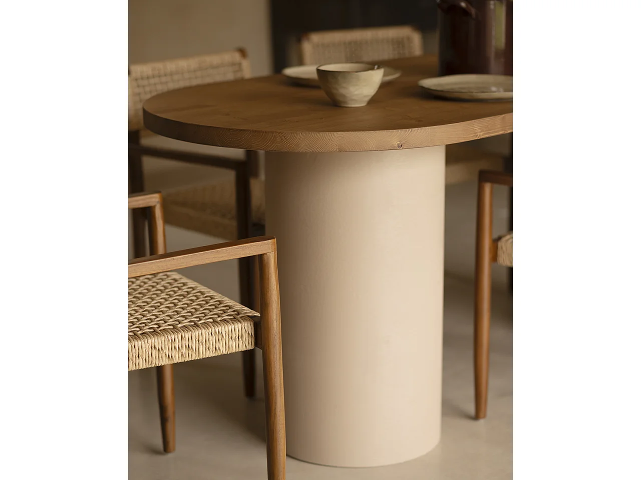 Mesa de comedor ovalada de madera maciza tono roble oscuro y patas de microcemento en tono tierra DECOWOOD de 220x75cm - LUCÍA - DECOWOOD