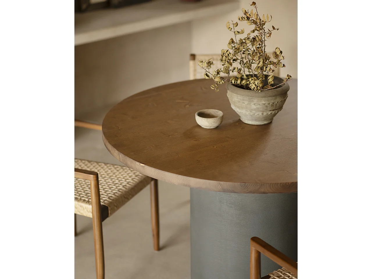 Mesa de comedor redonda de madera maciza tono roble oscuro y patas de microcemento en tono verde DECOWOOD de Ø120x75cm - LUCÍA - DECOWOOD