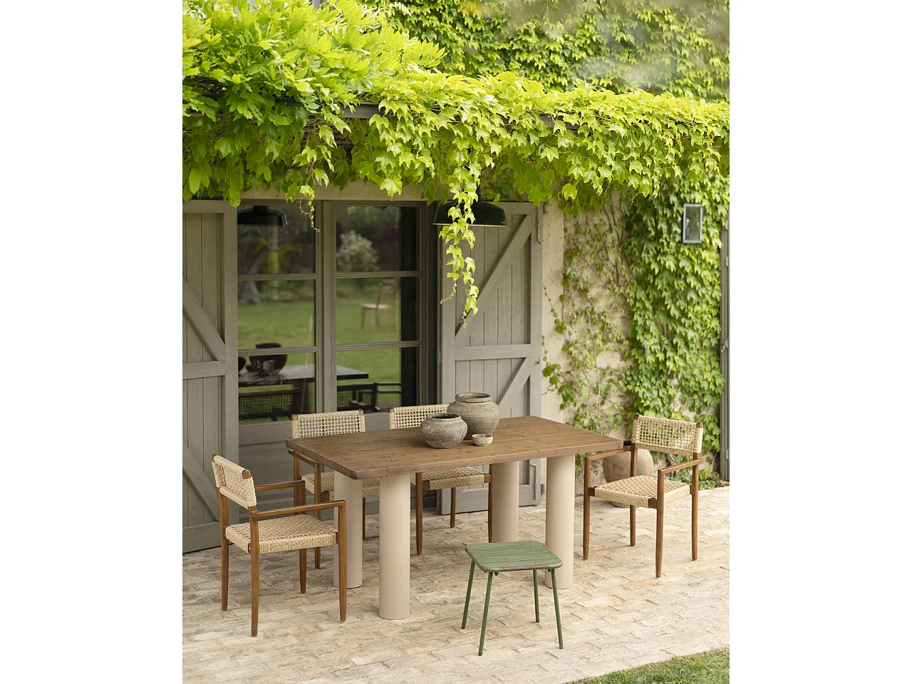 Mesa de comedor rectangular de madera maciza en tono roble oscuro y patas de microcemento en tono tierra DECOWOOD de 200x75cm - LUCÍA - DECOWOOD