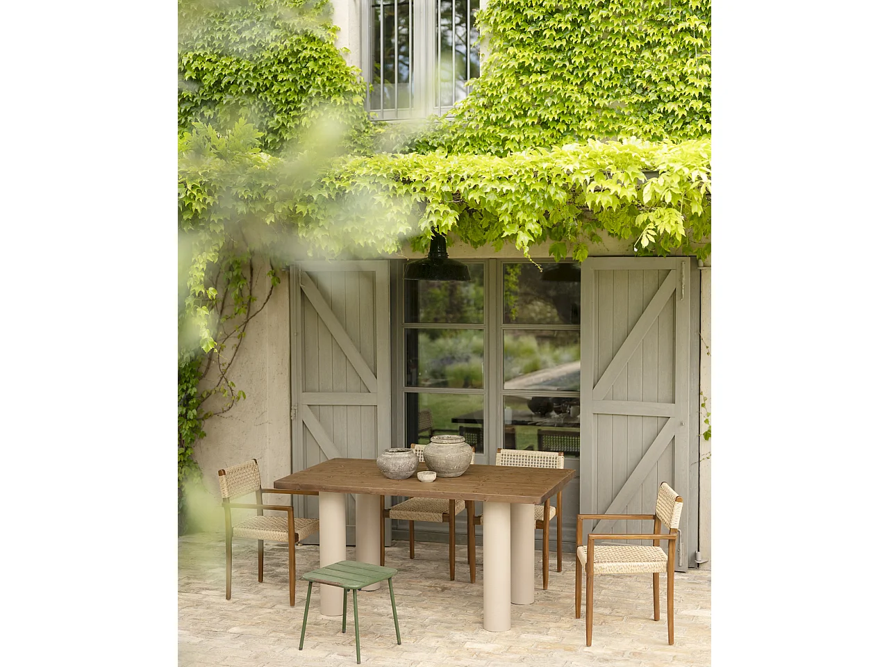 Mesa de comedor rectangular de madera maciza en tono roble oscuro y patas de microcemento en tono tierra DECOWOOD de 200x75cm - LUCÍA - DECOWOOD