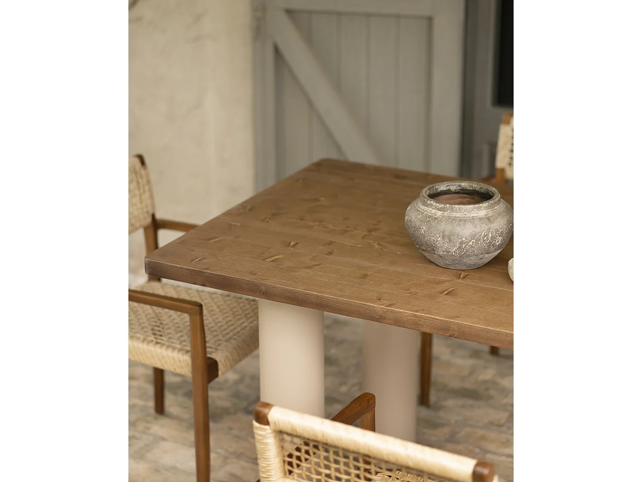 Mesa de comedor rectangular de madera maciza en tono roble oscuro y patas de microcemento en tono tierra DECOWOOD de 200x75cm - LUCÍA - DECOWOOD