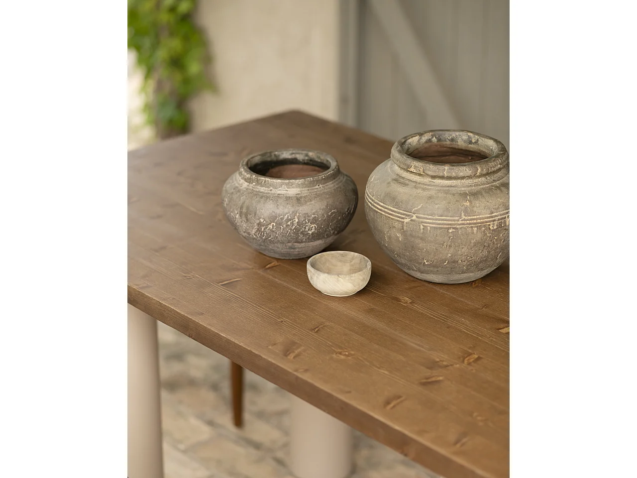 Mesa de comedor rectangular de madera maciza en tono roble oscuro y patas de microcemento en tono tierra DECOWOOD de 200x75cm - LUCÍA - DECOWOOD