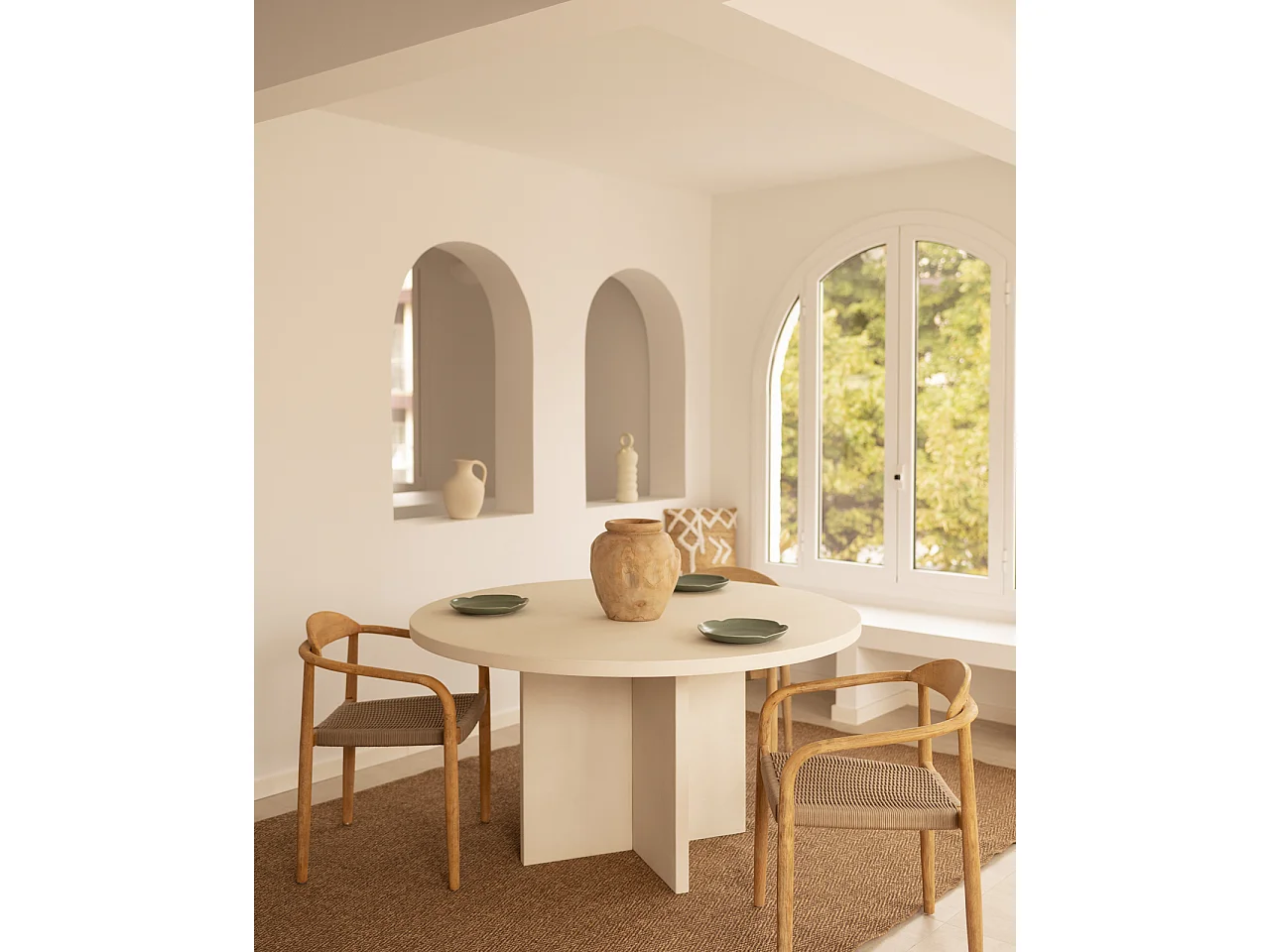 Mesa de comedor de madera maciza de abeto redonda Decowood en tono blanco en microcemento de Ø140x75cm - TOKYO - DECOWOOD