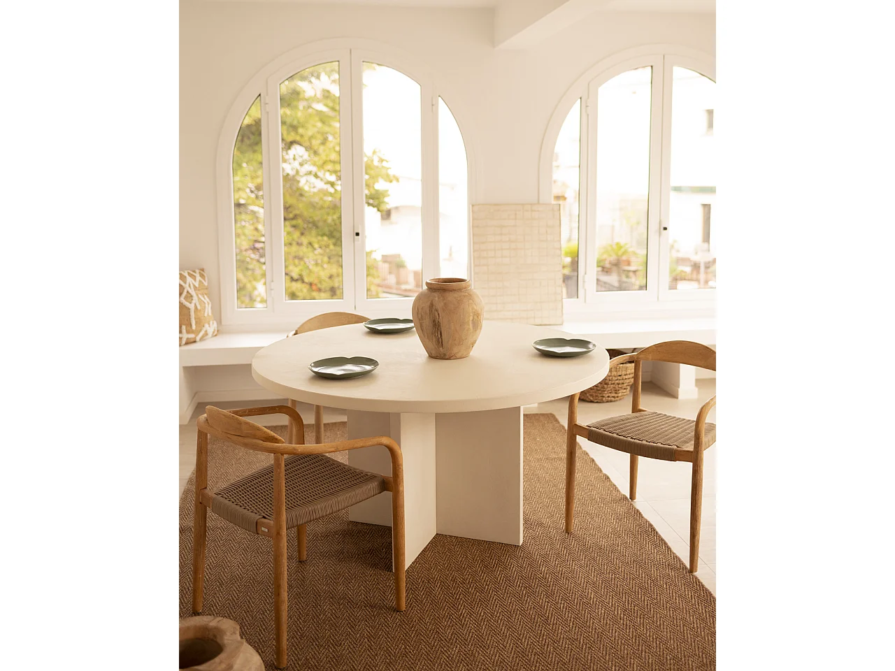 Mesa de comedor de madera maciza de abeto redonda Decowood en tono blanco en microcemento de Ø140x75cm - TOKYO - DECOWOOD