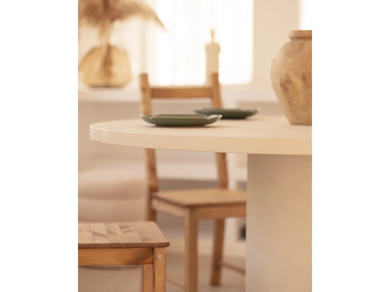 Mesa de comedor de madera de abeto maciza en microcemento redonda y soporte cilíndrico de Ø100x75cm en tono blanco roto - LUCÍA - DECOWOOD