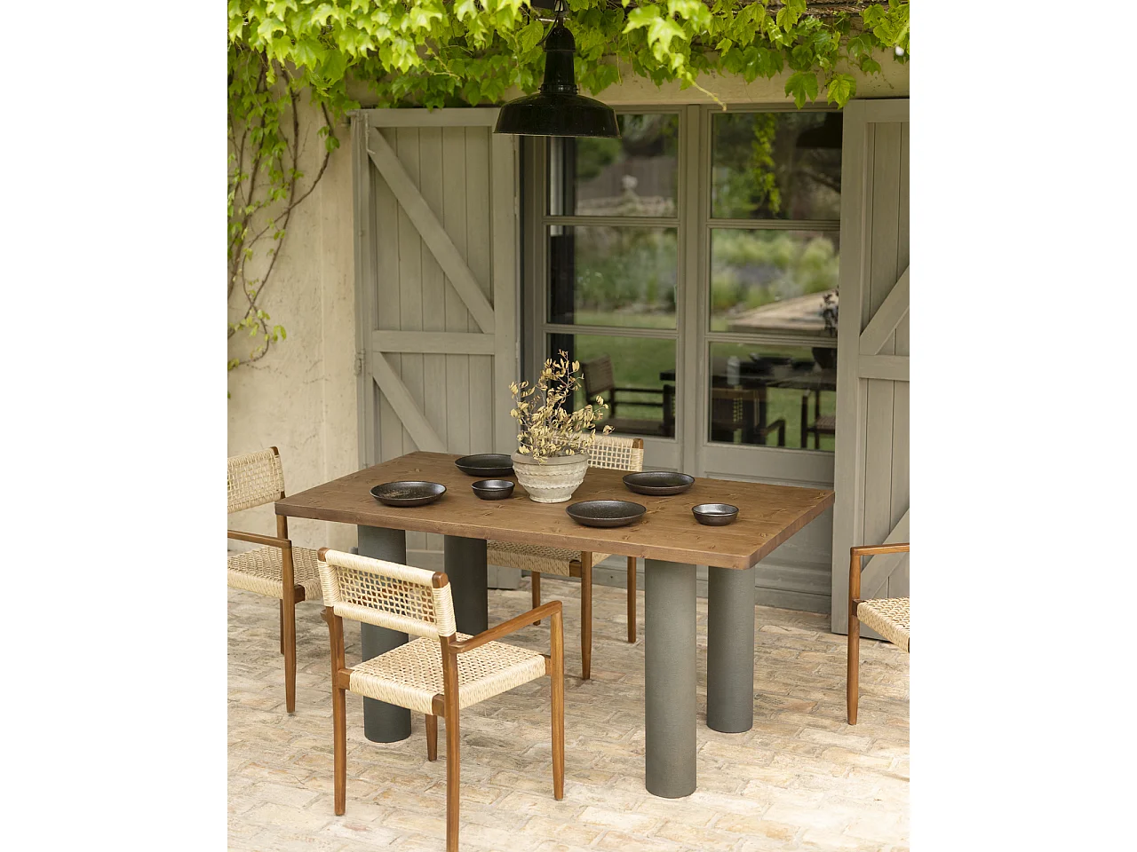 Mesa de comedor rectangular de madera maciza en tono roble oscuro y patas de microcemento en tono verde DECOWOOD de 160x75cm - LUCÍA - DECOWOOD