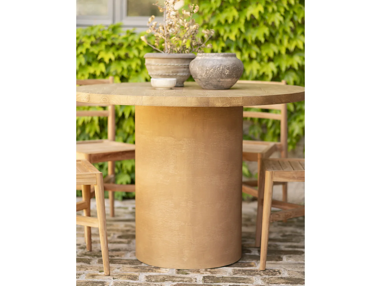 Mesa de comedor redonda de madera maciza tono roble medio y patas de microcemento en tono terracota DECOWOOD de Ø120x75cm - LUCÍA - DECOWOOD