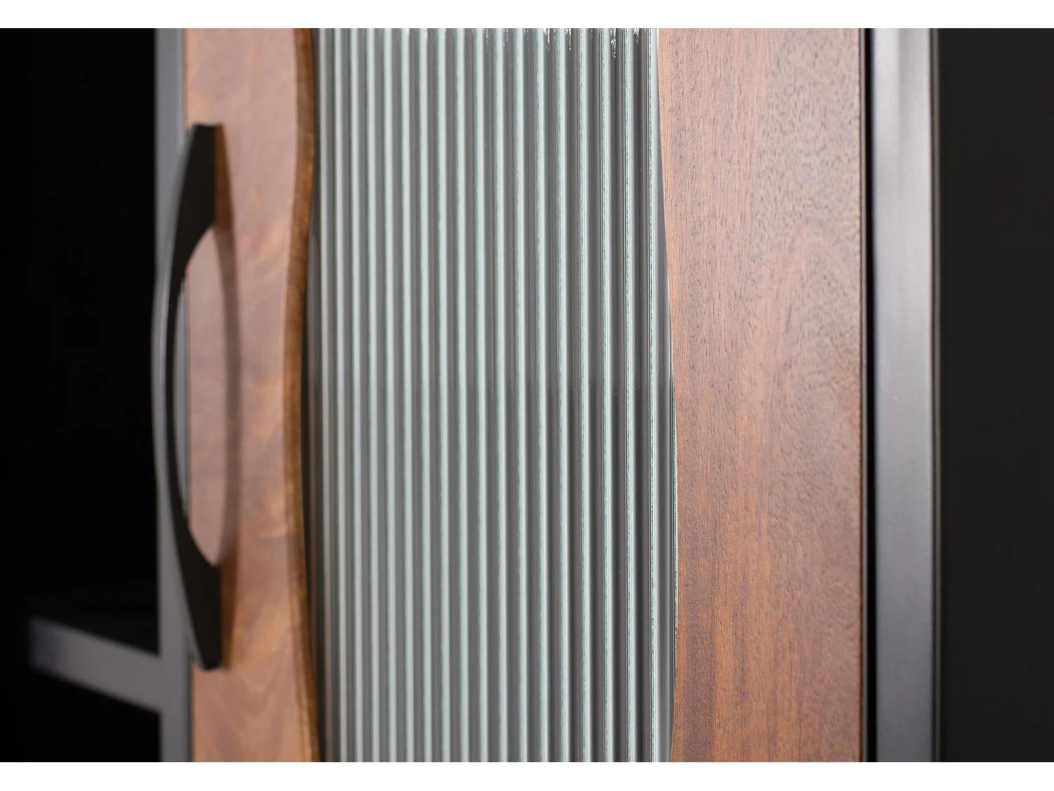 Witryna z drewna mango z metalowymi akcentami