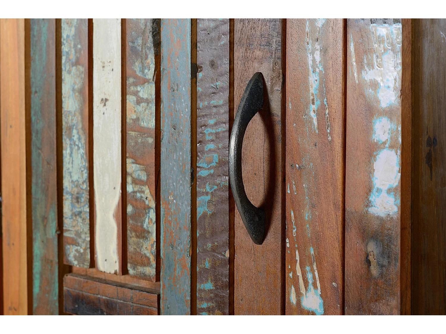 Vitrine en bois de manguier et pieds en métal multicolore