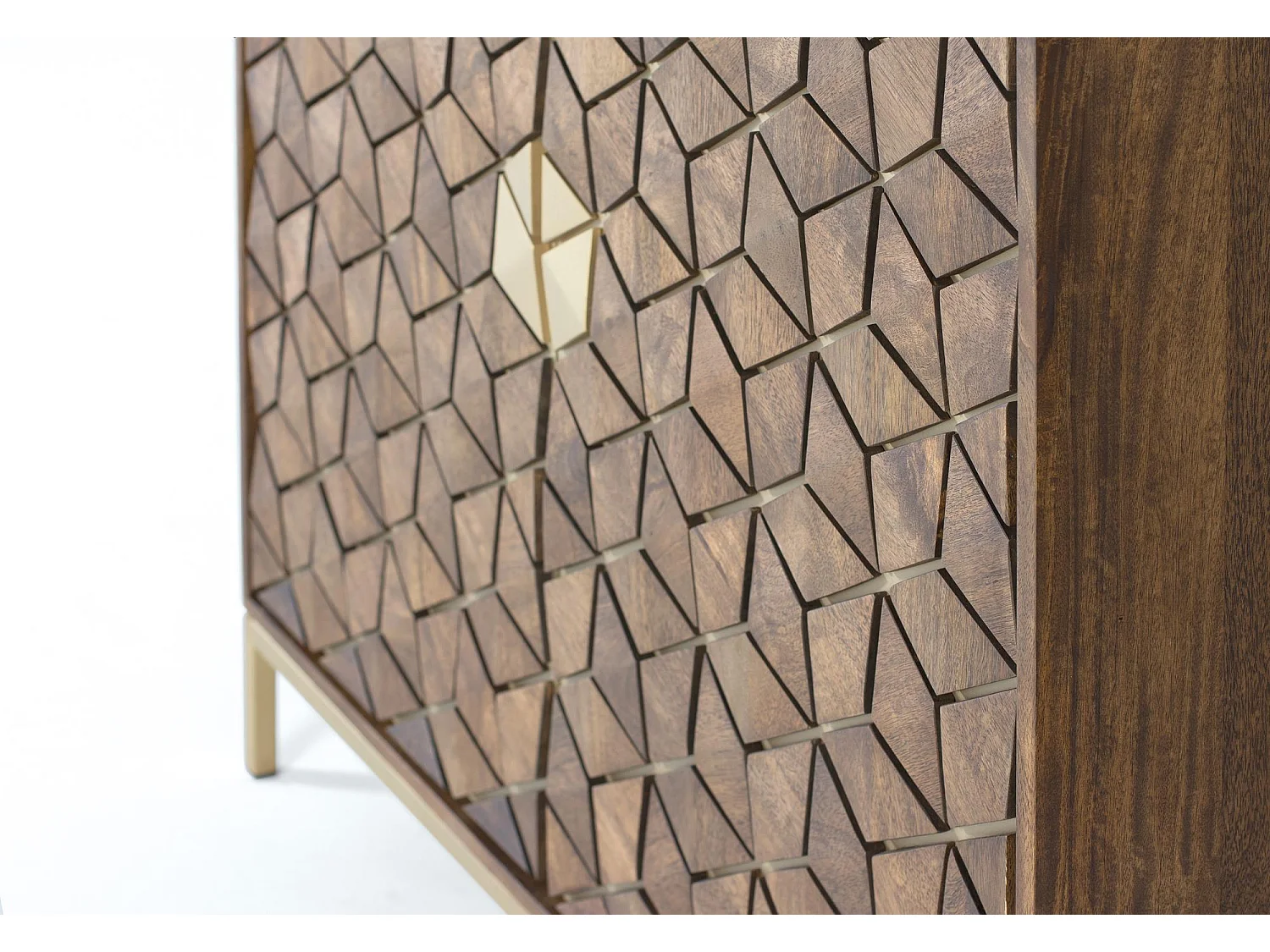 Vitrina en madera de mango y toques dorados efecto enjambre