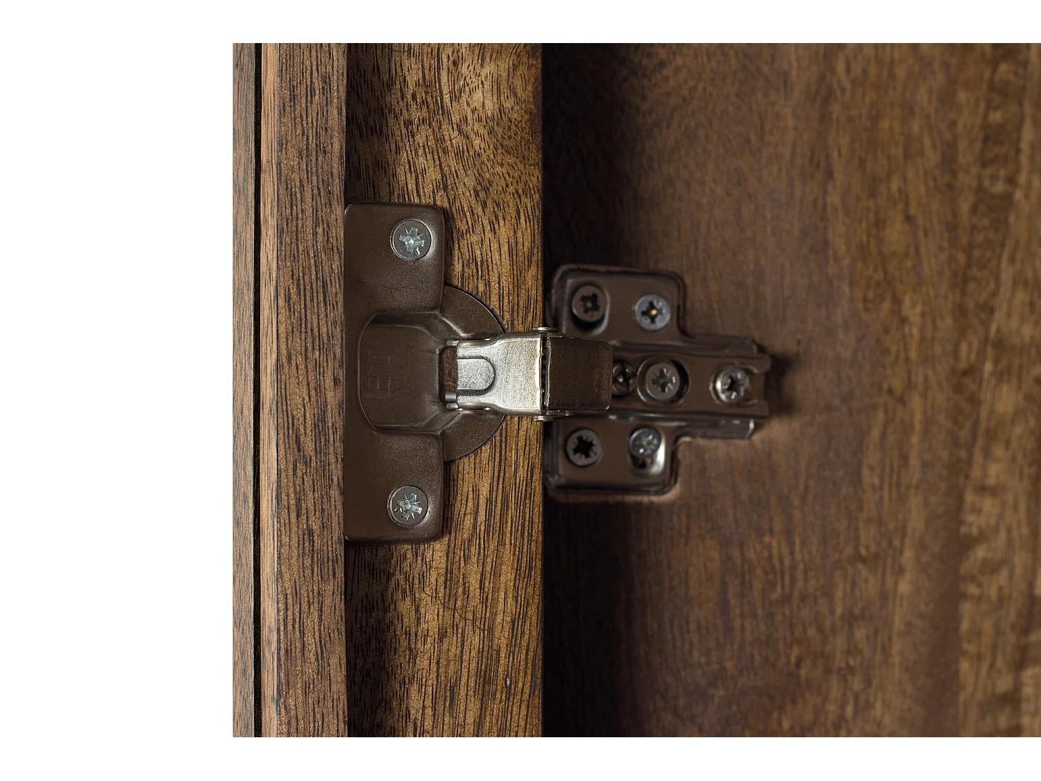 Vitrina en madera de mango y toques dorados efecto enjambre