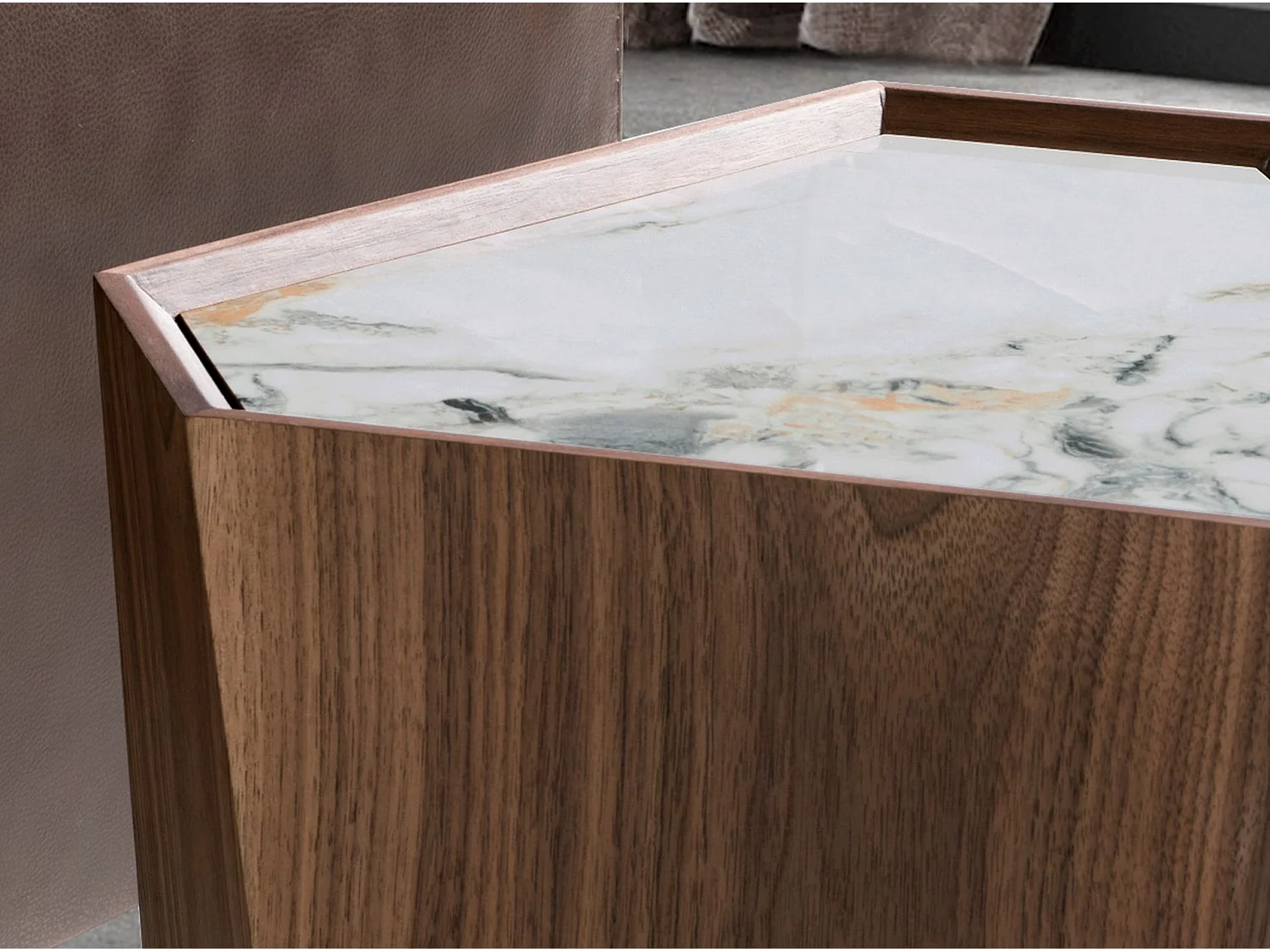 Table d'angle triangulaire en porcelaine, marbre et noyer 2134 ANGEL CERDA