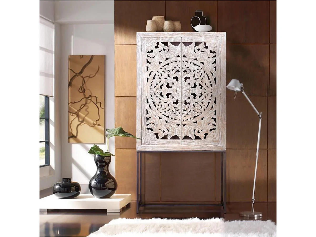 Vitrine en manguier, pieds métal blanc et gris vieilli