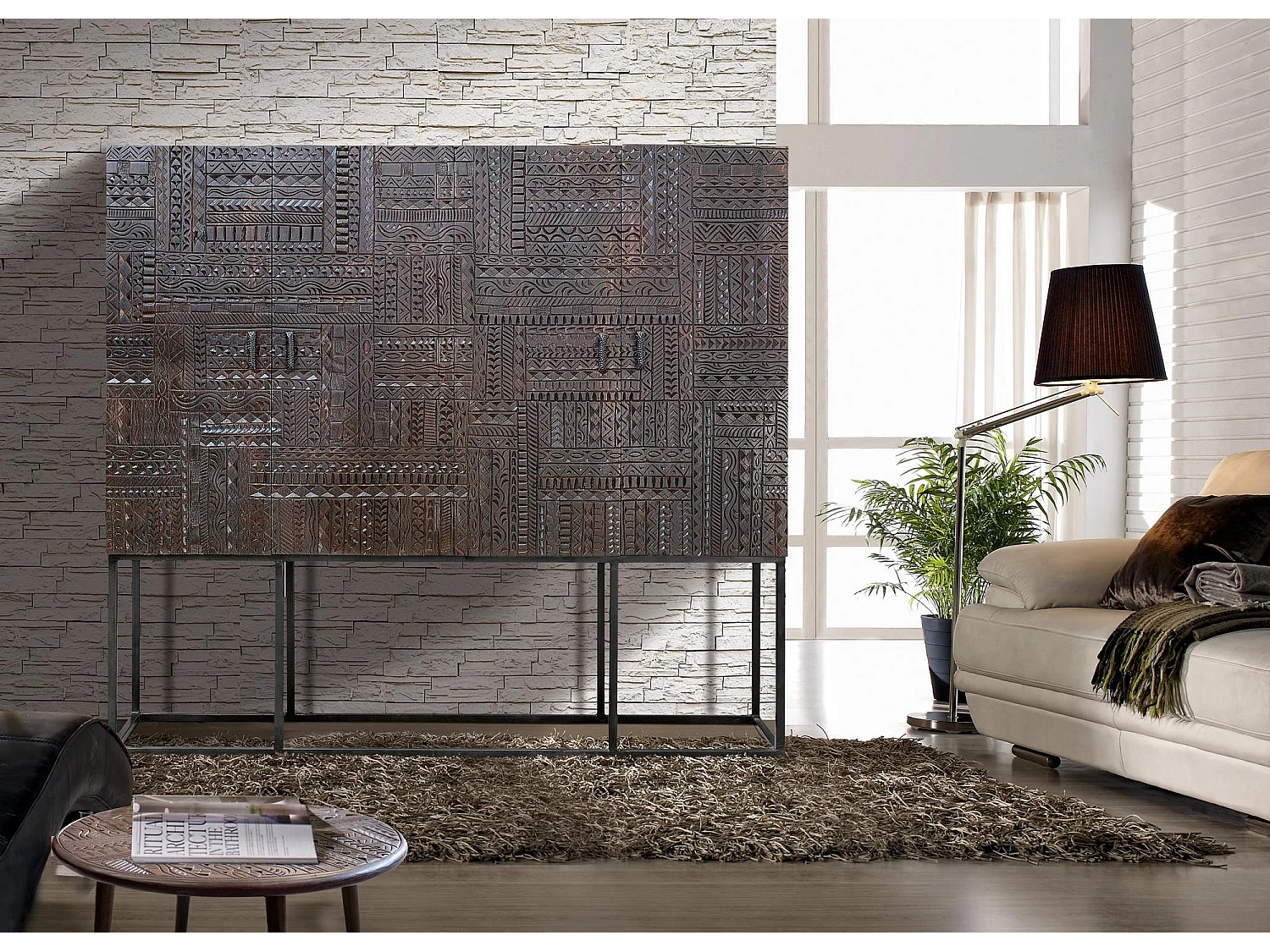 Vitrina madera de mango y patas metal en nogal oscuro Marrón.Giner y Colomer 160x40x180