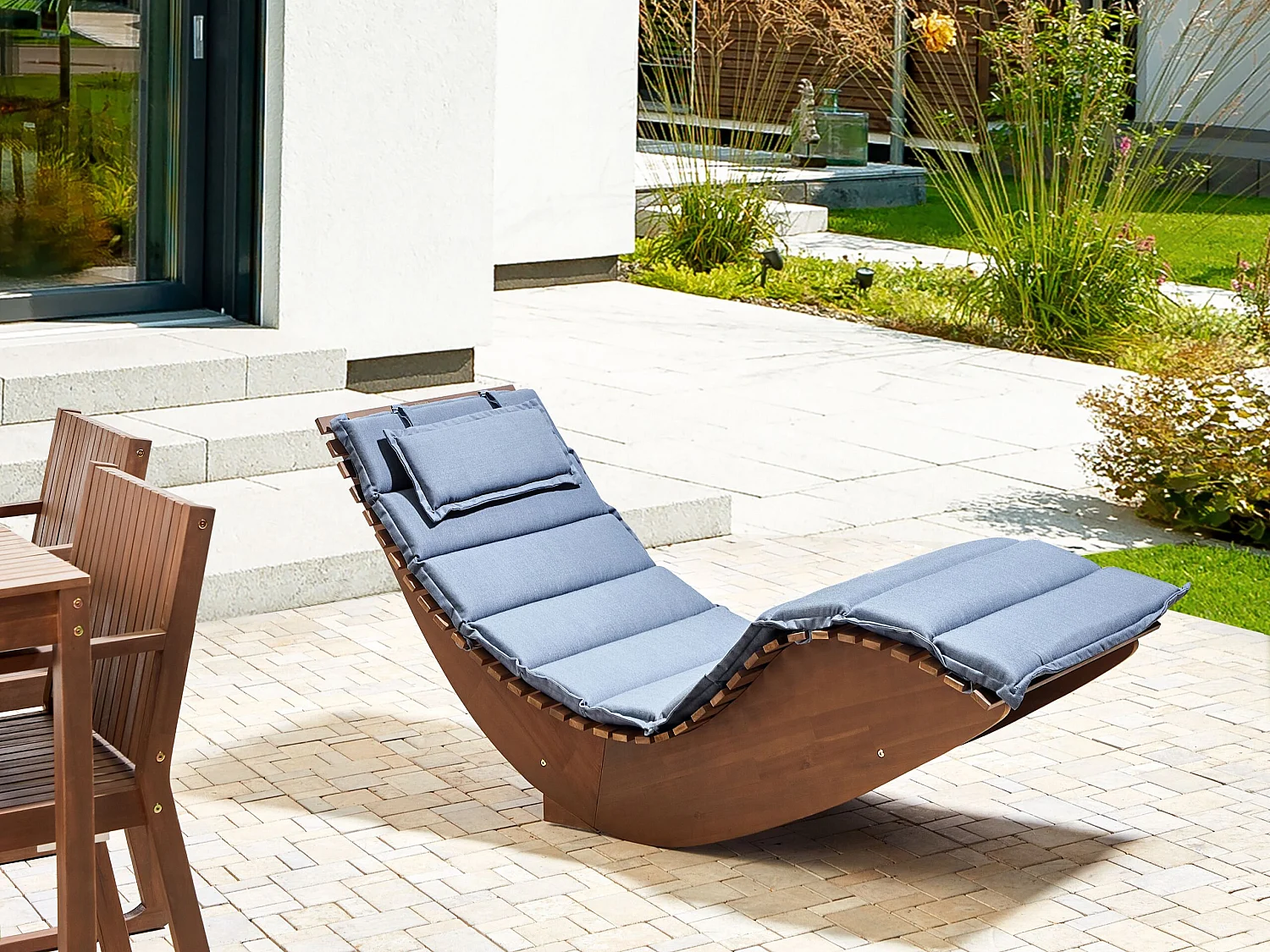 Gartenliege Akazienholz dunkler Holzfarbton Auflage blau geschwungen Brescia