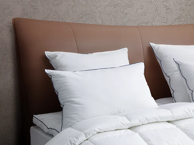 Oreiller moelleux anti-acariens - 65 x 65 cm - enveloppe satin 120 fils/cm² - garnissage 300gr/m² - Blanc passepoil bleu - PRESTIGIA de Palacio