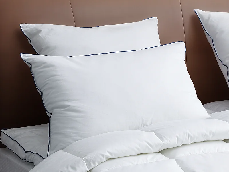 Weiches Anti-Milben-Kopfkissen - 50 x 70 cm - Satinbezug 120 Fäden/cm² - Füllung 300 gr/m² - Weiß mit blauer Ziernaht - PRESTIGIA von Palacio