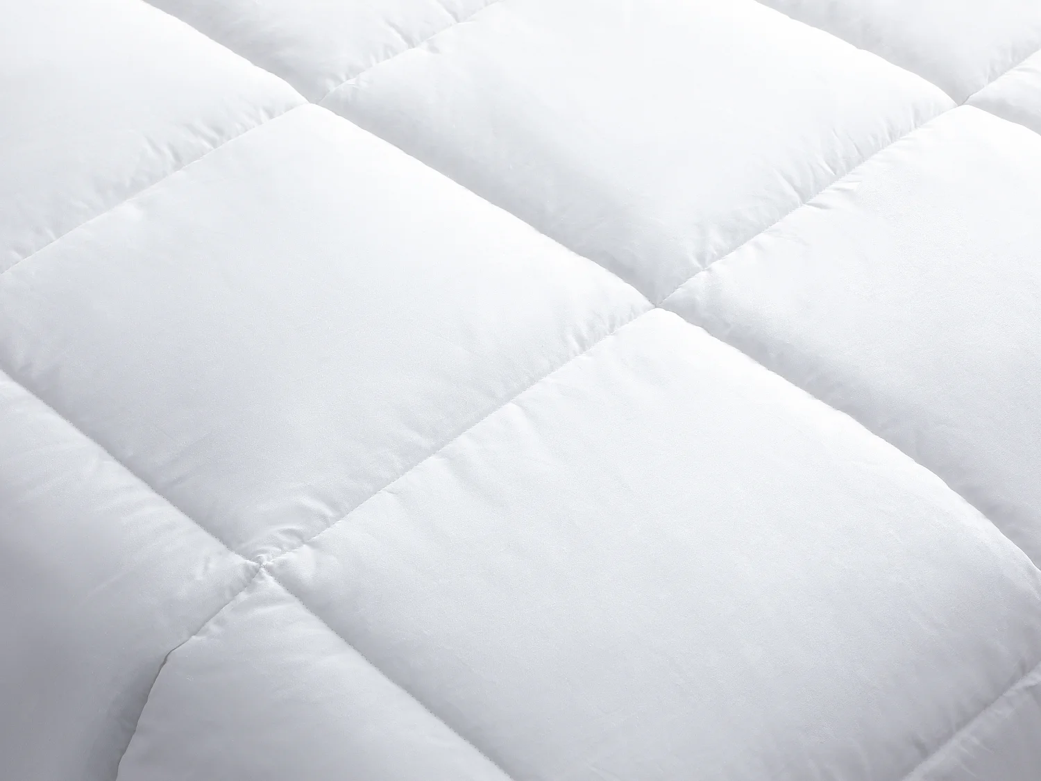 Couette enfant anti-acariens tempérée - 140 x 200 cm - Enveloppe satin 120 fils/cm² - Garnissage 300gr/m² - Blanc passepoil bleu - PRESTIGIA de Palacio