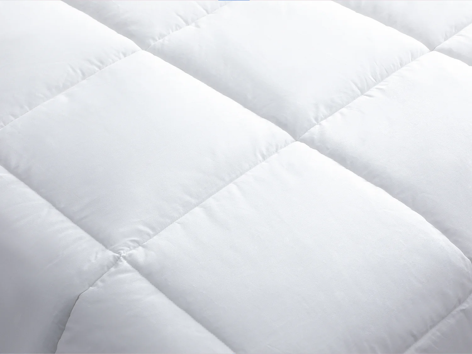 Couette anti-acariens tempérée - 240 x 260 cm - Enveloppe satin 120 fils/cm² - Garnissage 300gr/m² - Blanc passepoil bleu - PRESTIGIA de Palacio