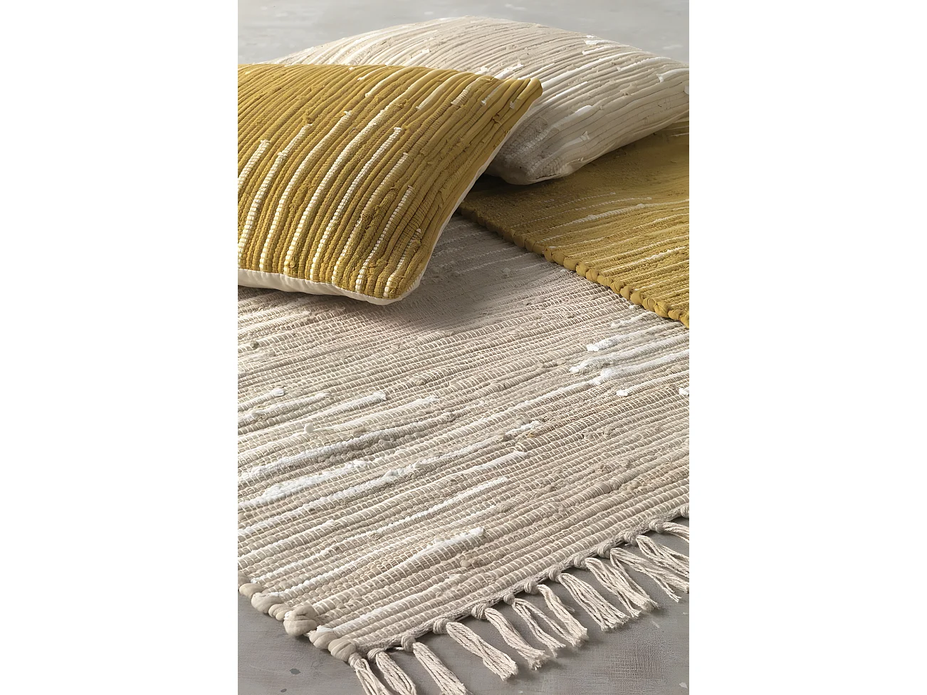 Goldfarbenes Baumwollkissen 45x45 cm