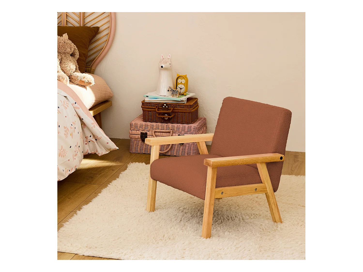 Fauteuil enfant en bois et tissu bouclette terracotta. ISAK L 47 x P 43.5 x H 50cm