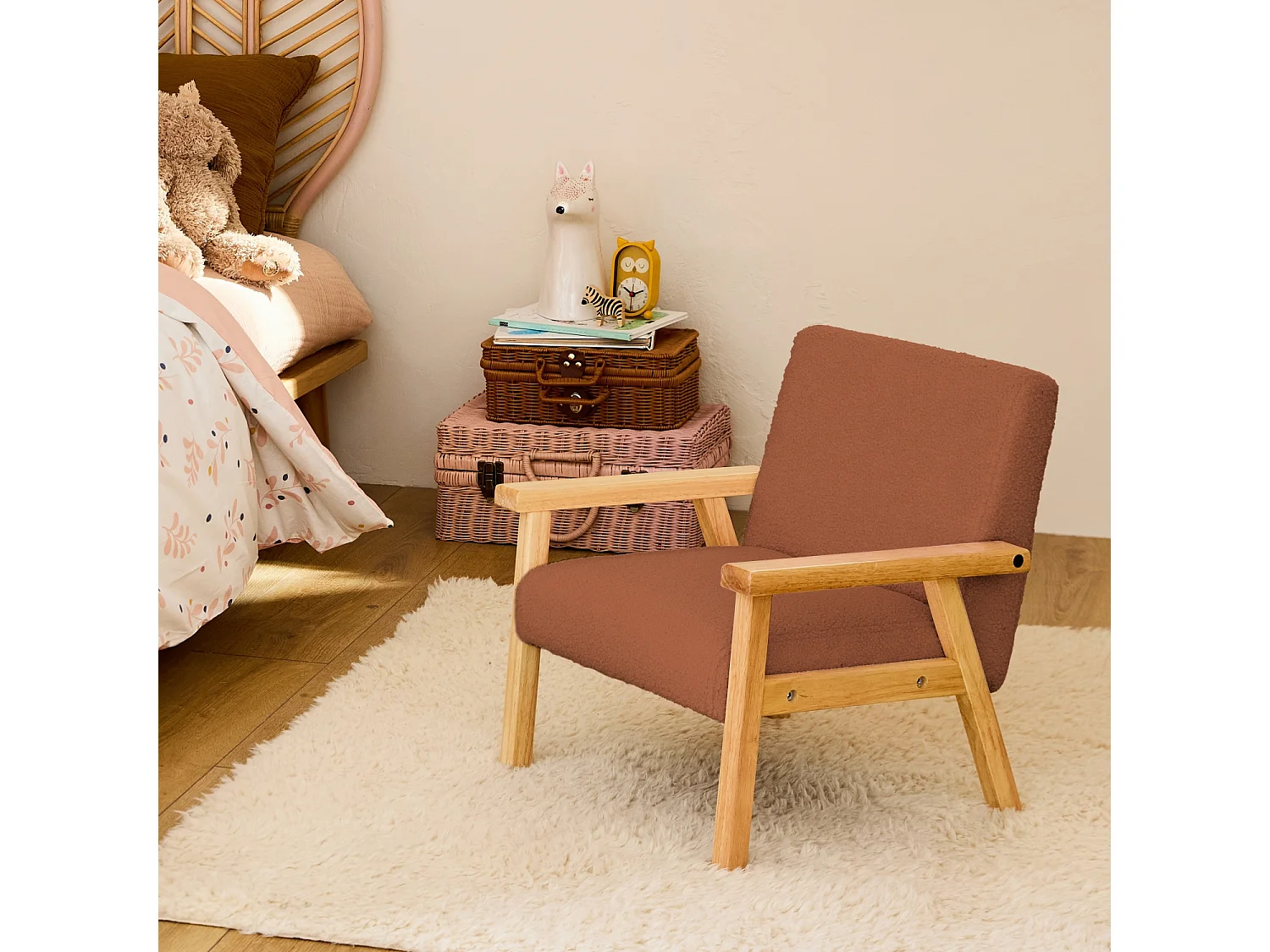 Fauteuil enfant en bois et tissu bouclette terracotta. ISAK L 47 x P 43.5 x H 50cm