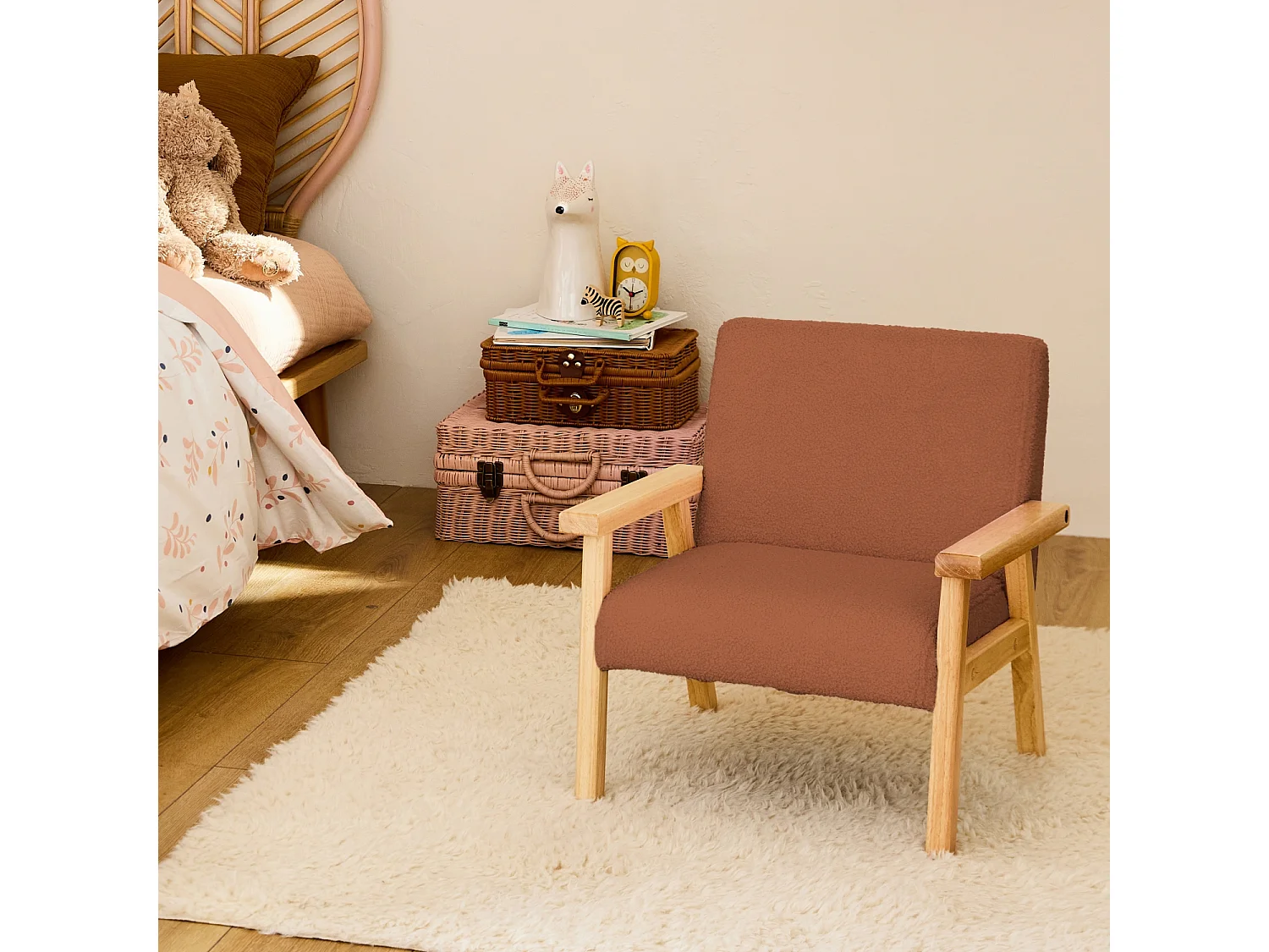 Fauteuil enfant en bois et tissu bouclette terracotta. ISAK L 47 x P 43.5 x H 50cm