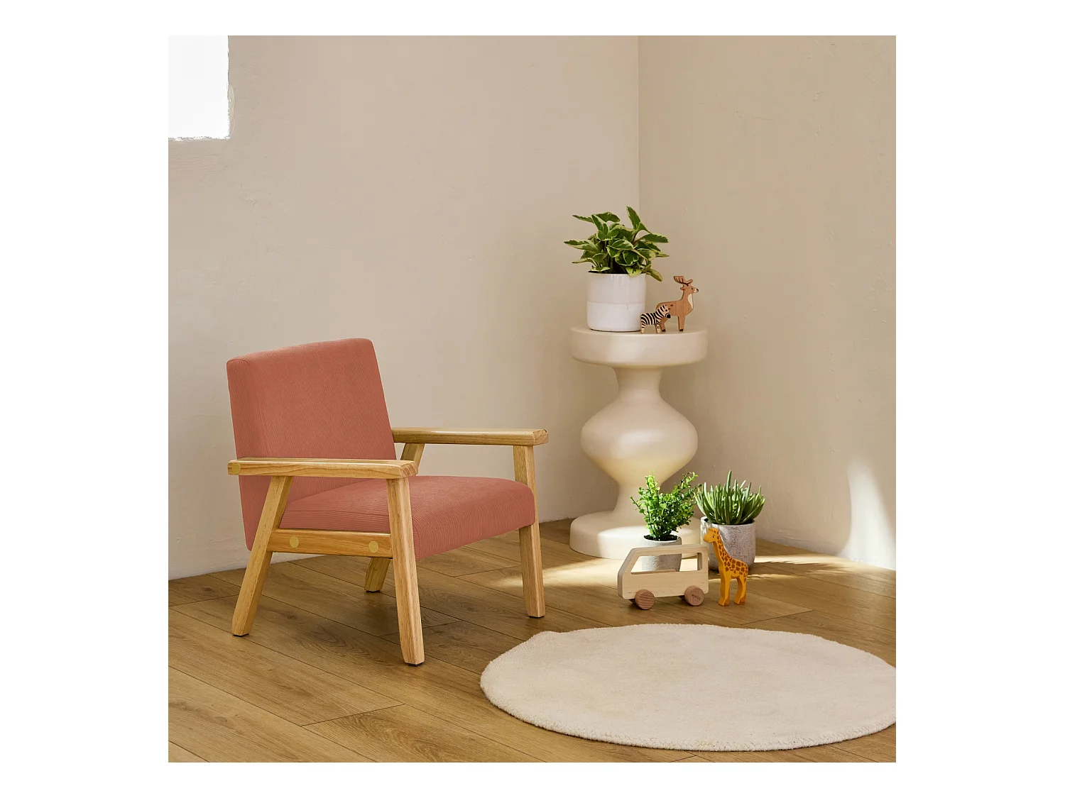 Fauteuil enfant en bois et velours côtelé terracotta. ISAK L 47 x P 43.5 x H 50cm