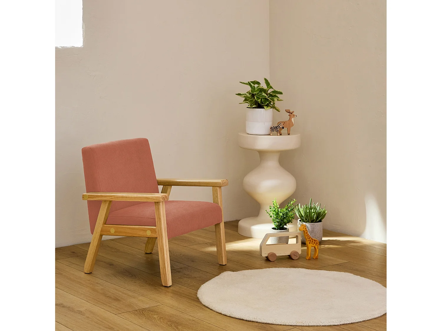 Fauteuil enfant en bois et velours côtelé terracotta. ISAK L 47 x P 43.5 x H 50cm