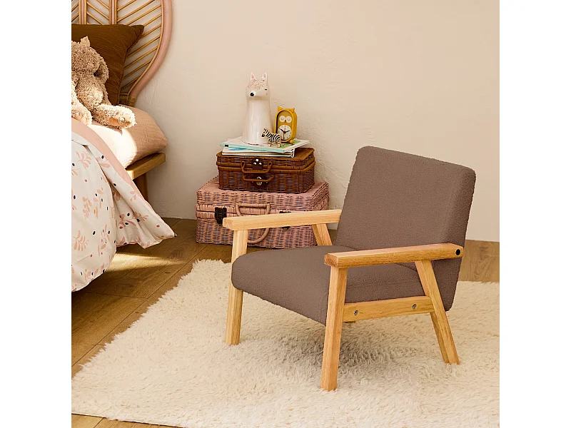Fauteuil enfant en bois et tissu bouclette taupe. ISAK L 47 x P 43.5 x H 50cm