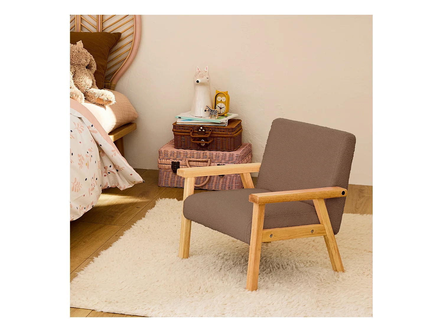 Fauteuil enfant en bois et tissu bouclette taupe. ISAK L 47 x P 43.5 x H 50cm