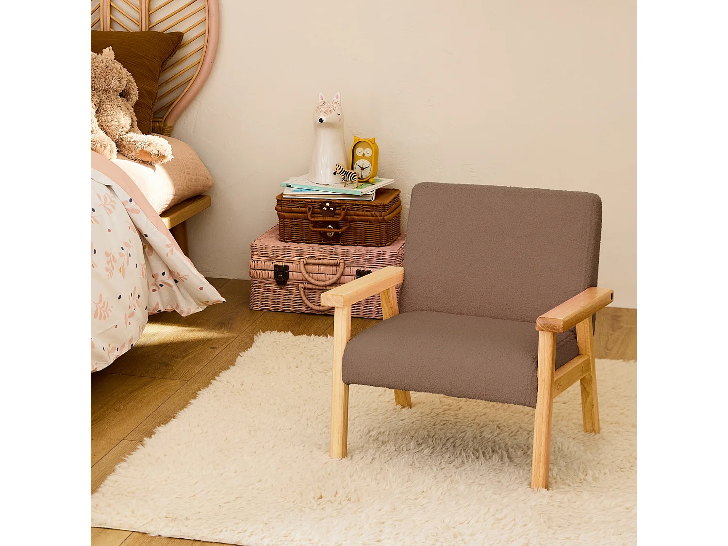 Fauteuil enfant en bois et tissu bouclette taupe. ISAK L 47 x P 43.5 x H 50cm