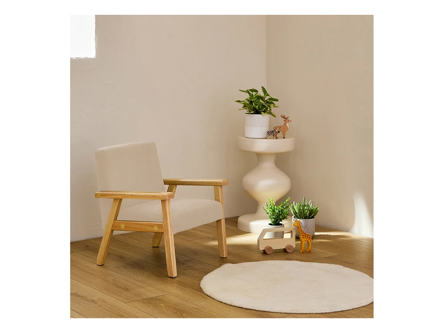 Fauteuil enfant en bois et velours côtelé crème. ISAK L 47 x P 43.5 x H 50cm