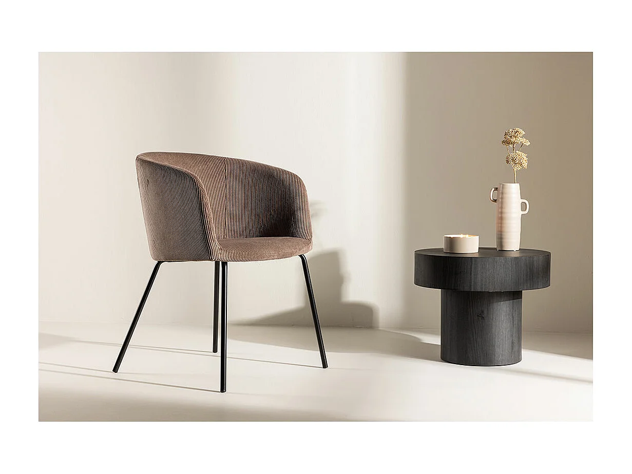 Berit chaise de salle à manger avec accoudoirs velours marron.